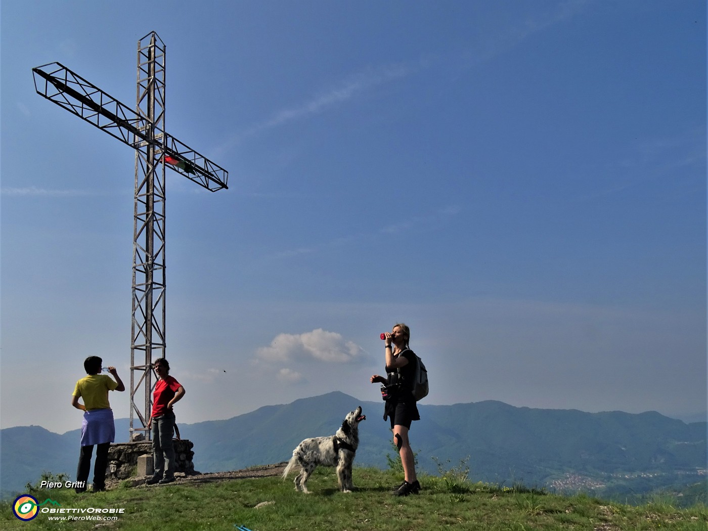 35 Alla croce di vetta del Pizzo di Spino (954 m)...dar da bere agli assetati !.JPG
